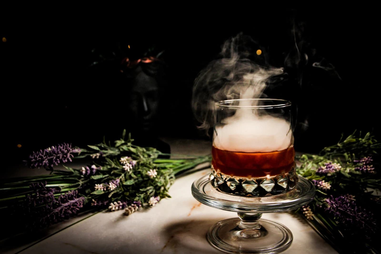 Akava Lounge Gece Aydınlatması ve Sıcak İç Mekan Tasarımı