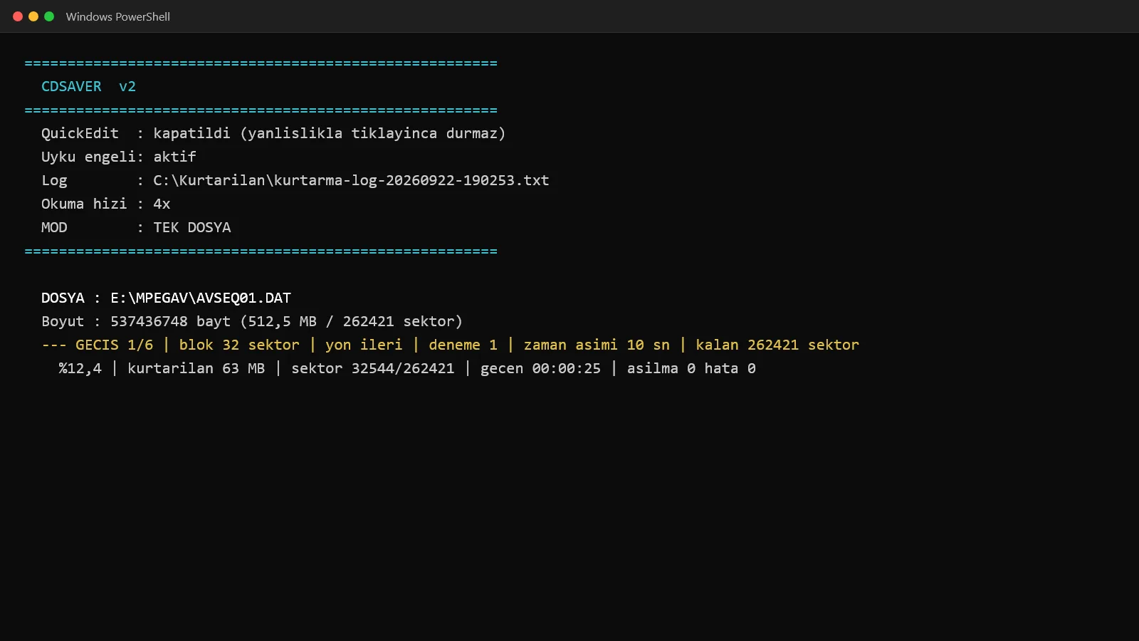 PowerShell penceresinde CDSaver v2: QuickEdit kapalı, uyku engeli aktif, okuma hızı 4x, tek dosya kipi; ilk geçiş %12,4’te, asılma 0, hata 0